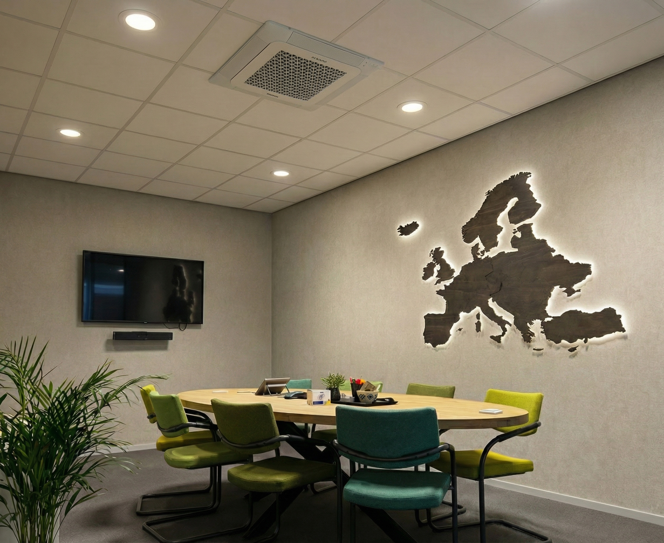 Grote platte LED-inbouwspots in systeemplafond voor heldere verlichting in vergaderruimte op kantoor