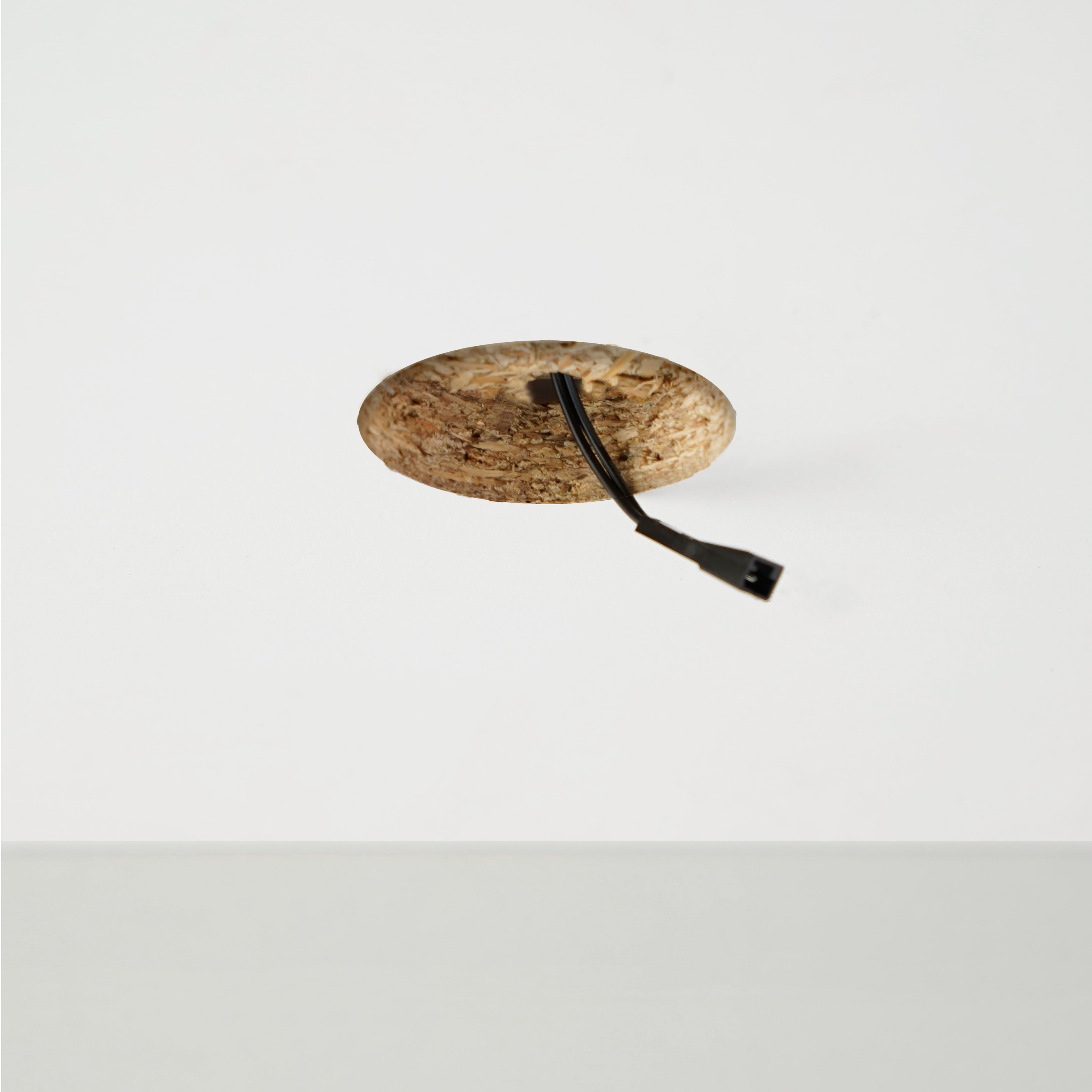 Elektrakabel die uit een plafondgat steekt voor het aansluiten van een LED-inbouwspot