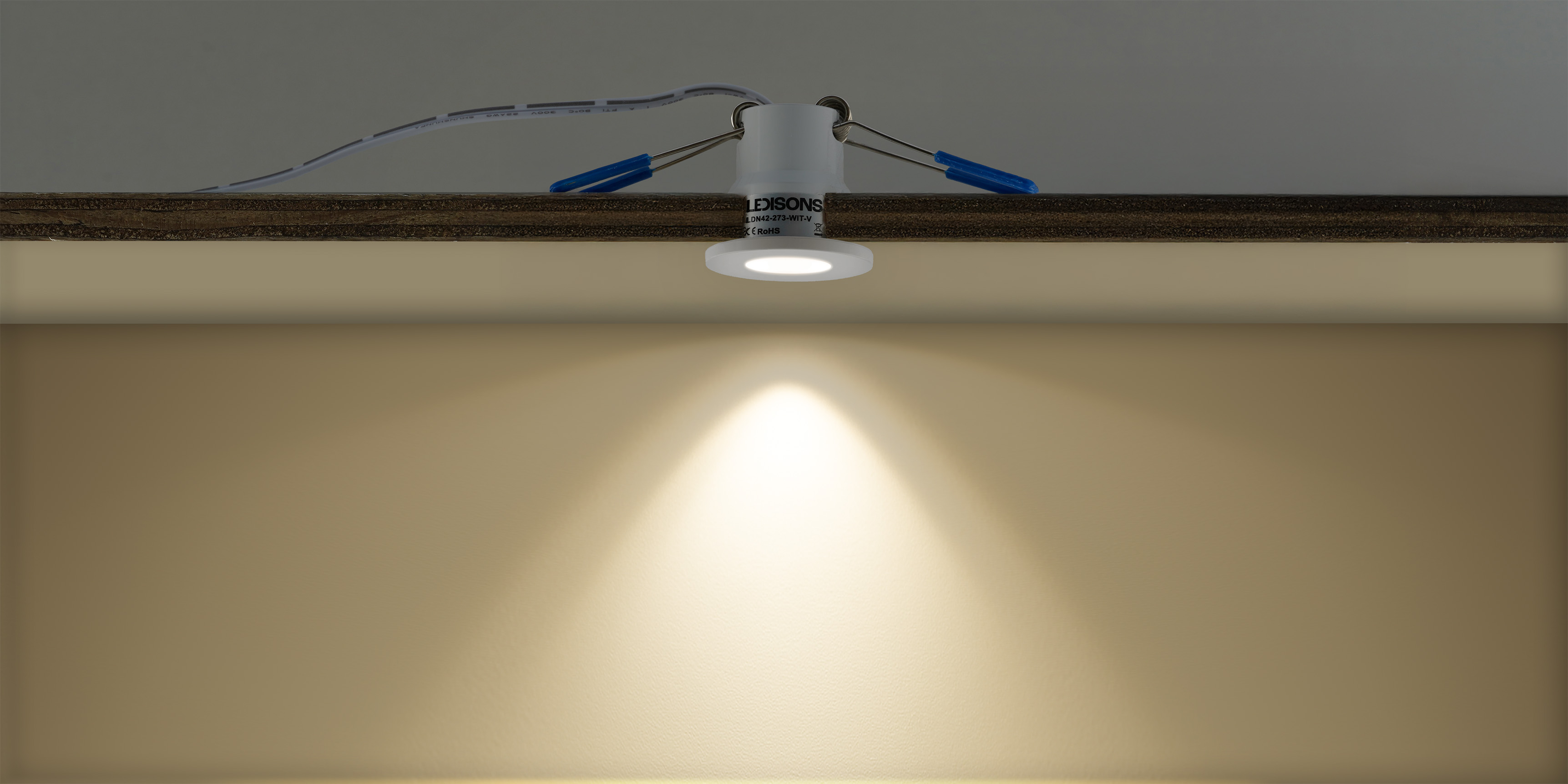 Mini LED-inbouwspot in plafond die een smalle gerichte lichtbundel naar beneden schijnt