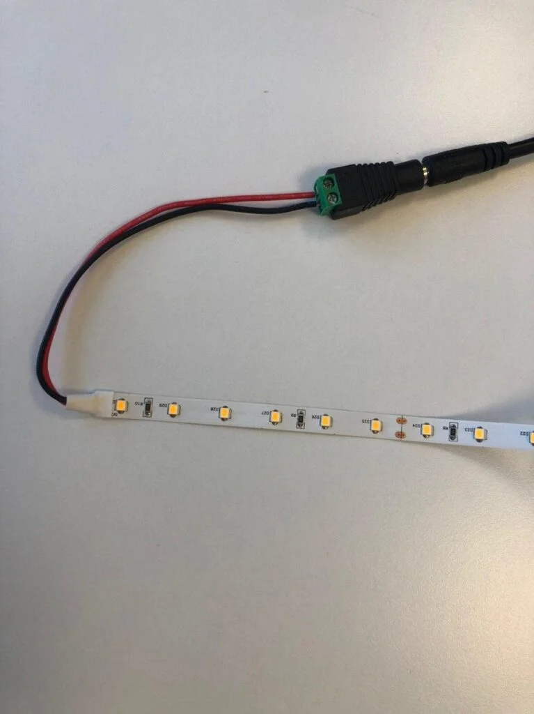 Aansluitschema van een witte LED-strip zonder dimmer