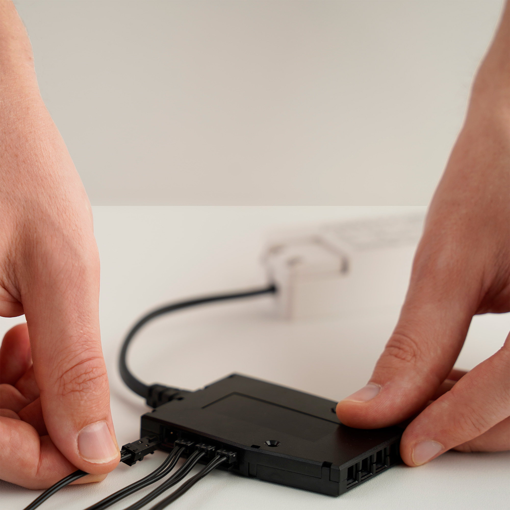 Meerdere mini LED-inbouwspots aansluiten op een controller voor gezamenlijke aansturing van verlichting