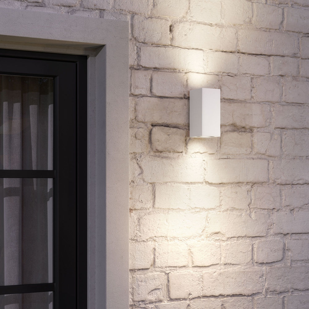 Outdoor_Wall_Scene_3_Lido-Long-White_HR.jpg, buitenlamp, muurverlichting, witte lamp, bloklamp, stenen muur