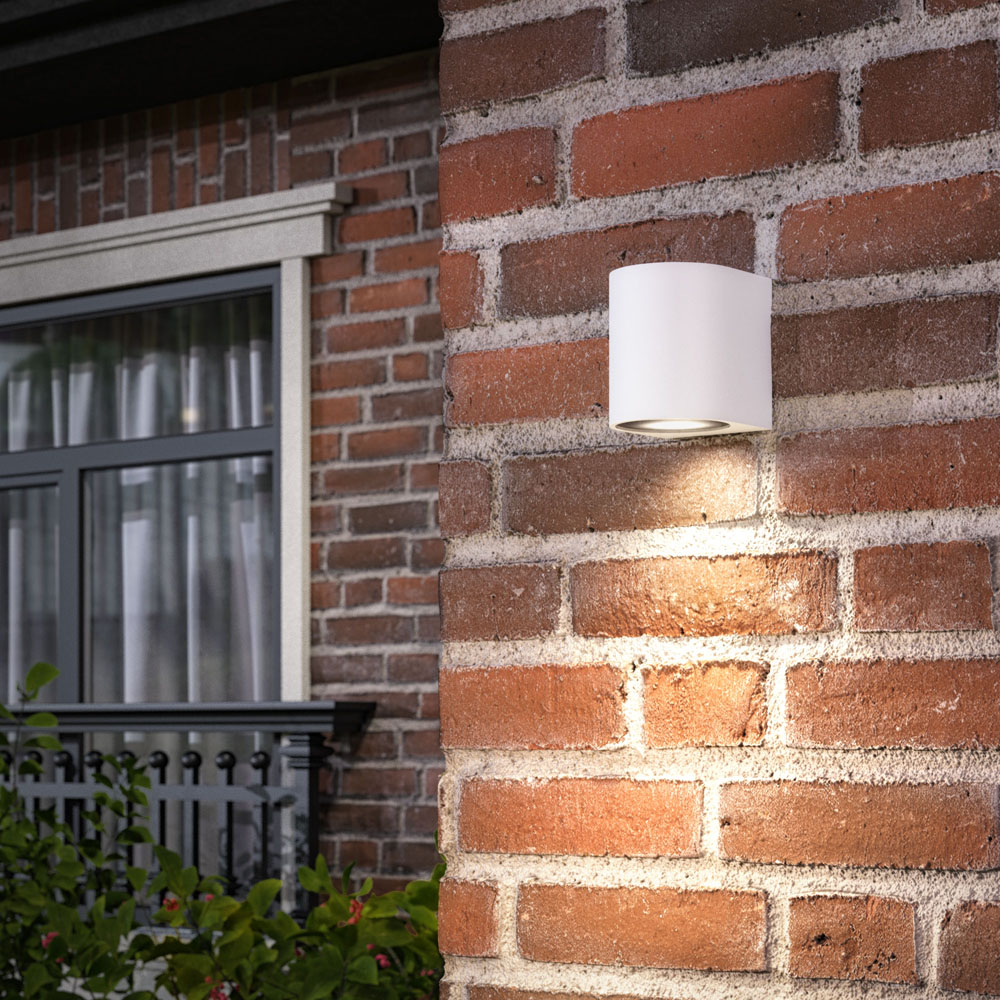 Outdoor_Wall_Scene_4_Piove-Short-White_HR.jpg, buitenlamp, wandlamp, buitenverlichting, cilinderlamp, bakstenen muur lamp