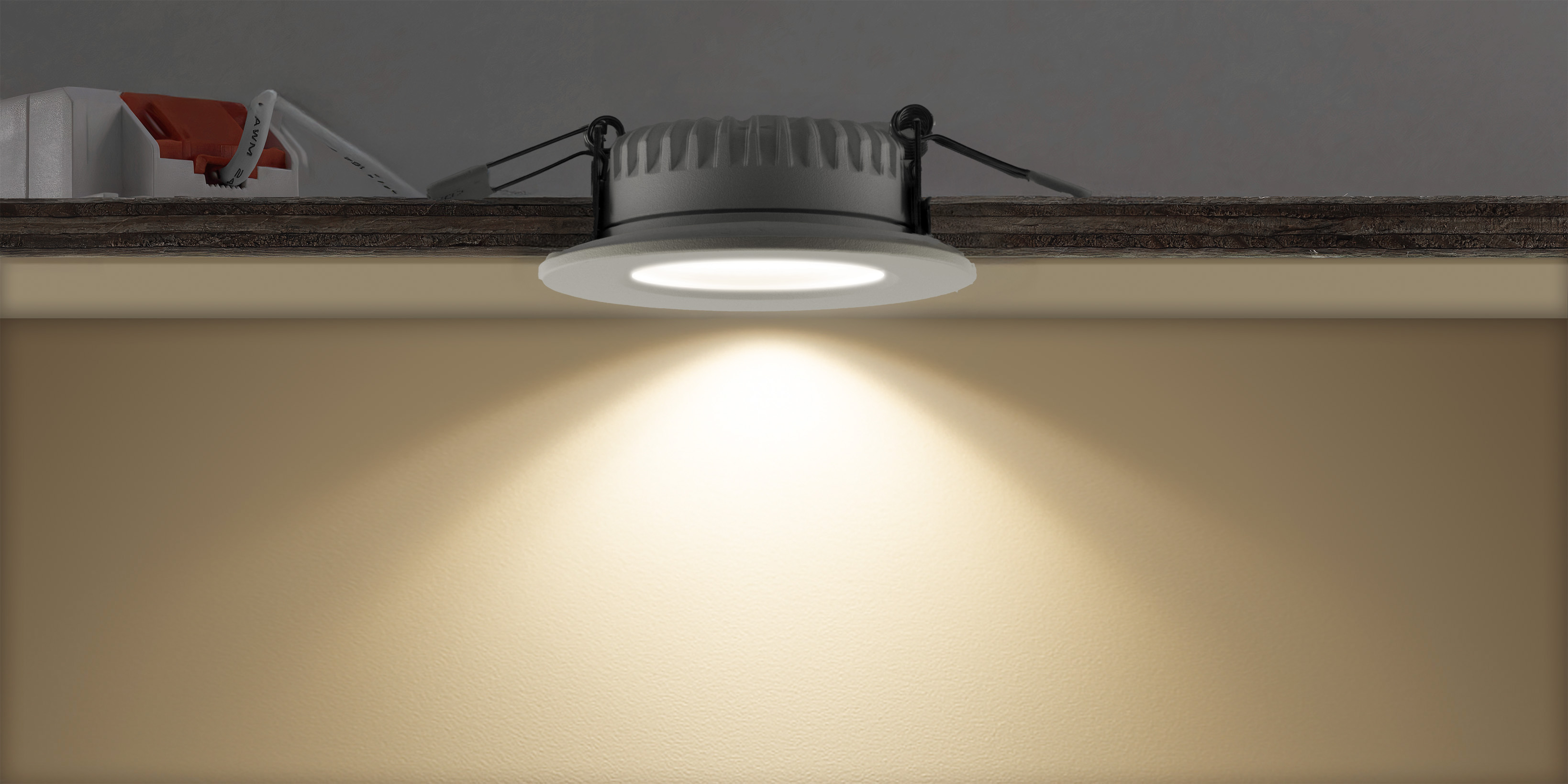 Waterdichte LED-inbouwspot in plafond die een gerichte lichtbundel naar beneden schijnt