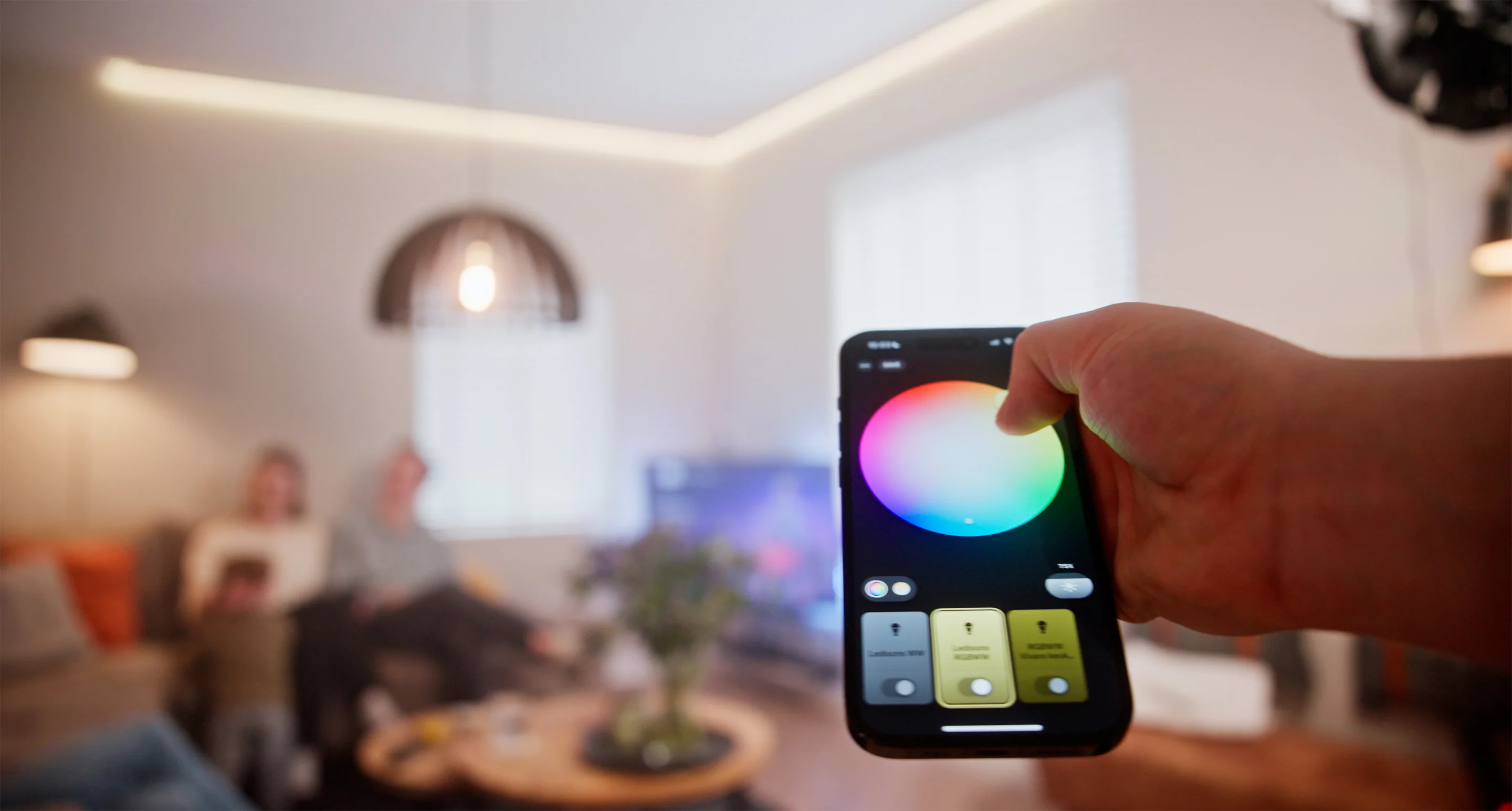 Smart verlichting in huis bediend via smartphone met sfeervolle LED-verlichting in de woonkamer