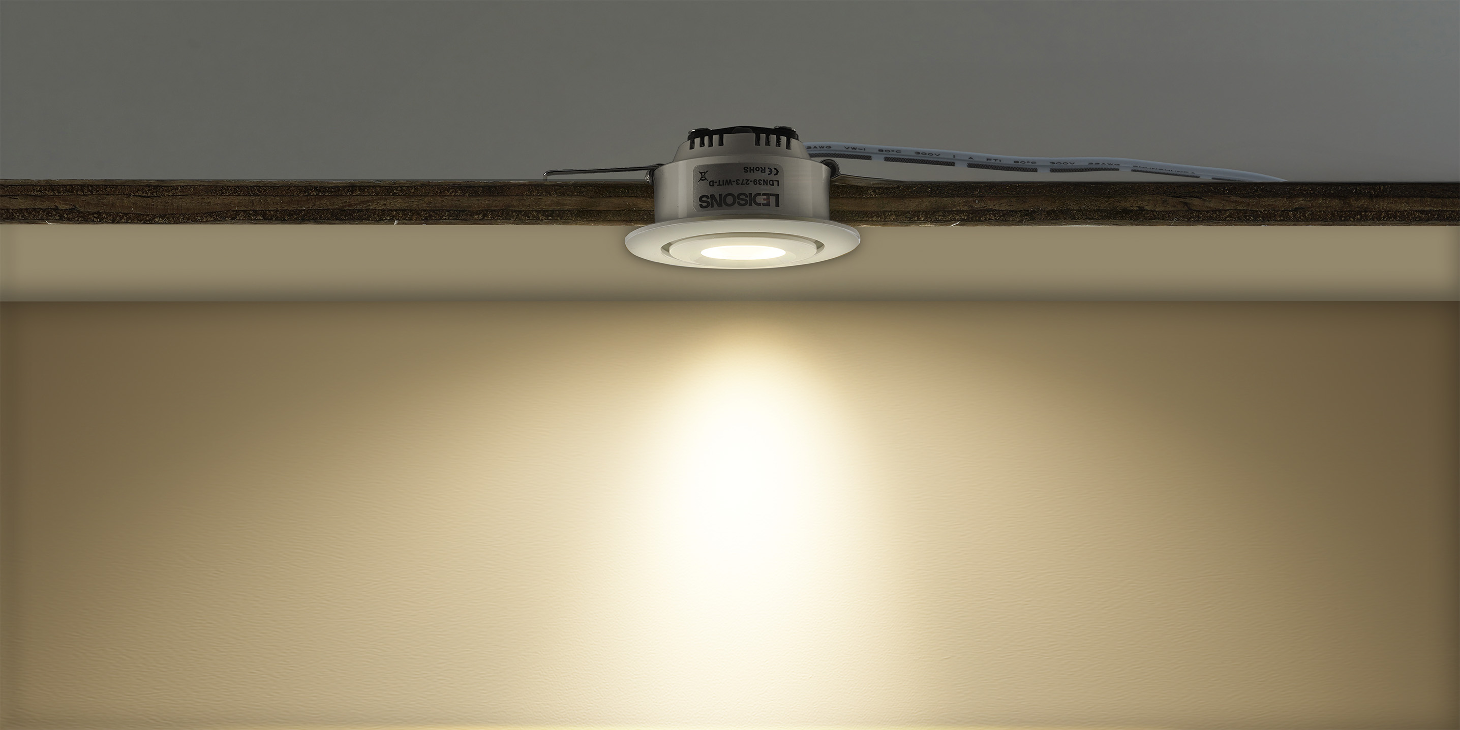 Mini LED-inbouwspot in plafond die een gerichte smalle lichtbundel naar beneden schijnt