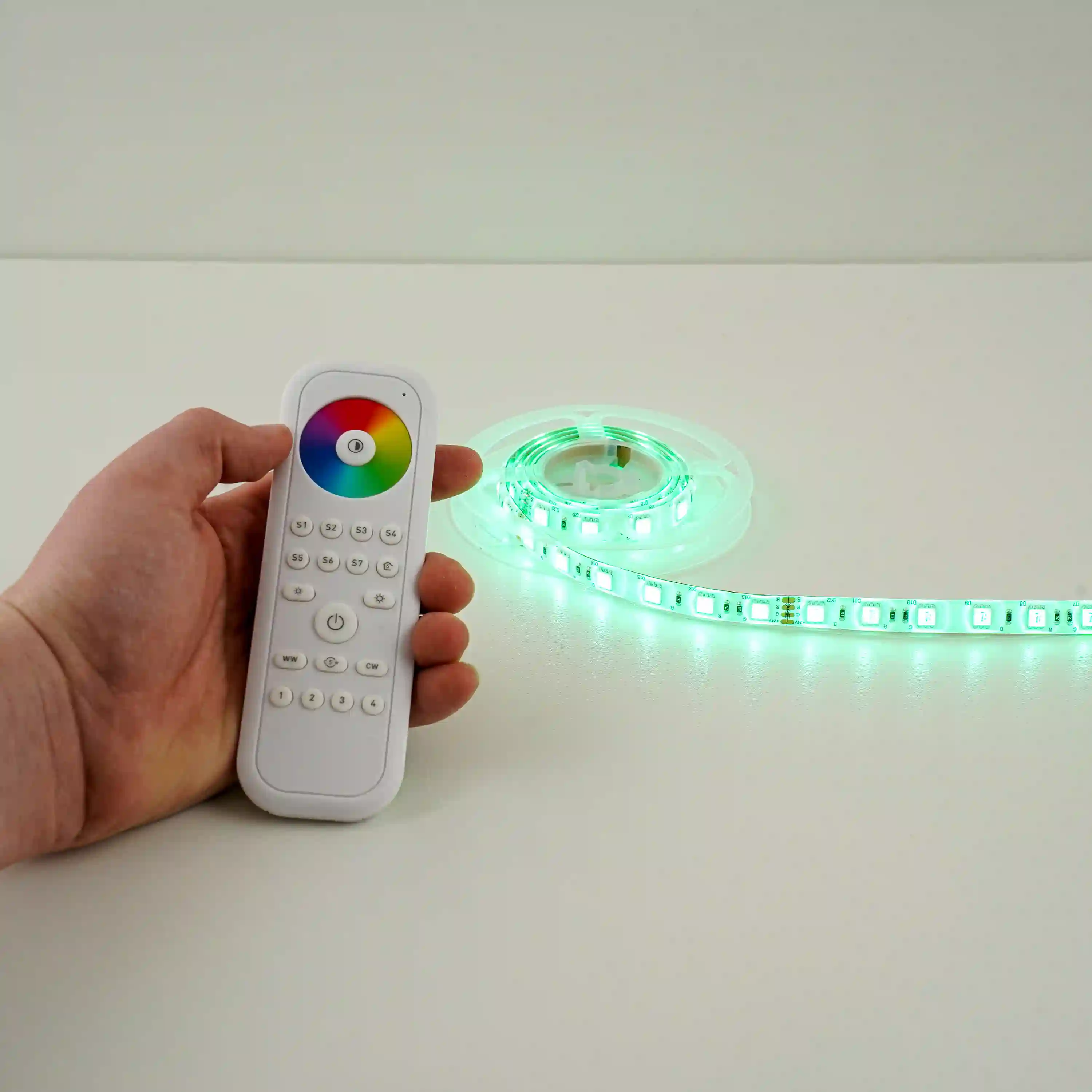 RGB LED-strip bedienen met smart afstandsbediening voor eenvoudig aanpassen van kleur en lichtinstellingen