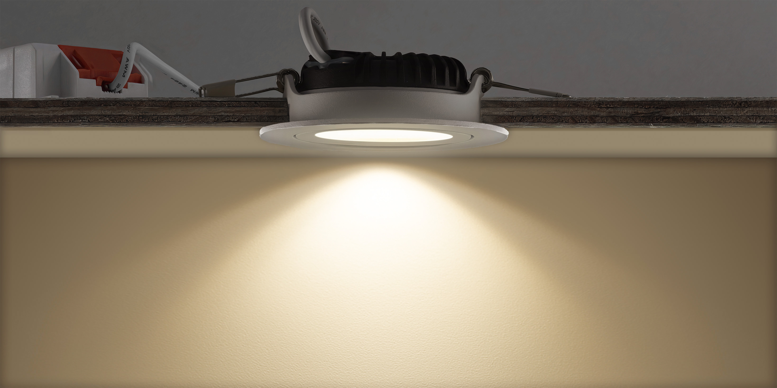 LED-inbouwspot Vivaro geïnstalleerd in plafond met super lage inbouwdiepte van 23 mm en warm lichtbeeld