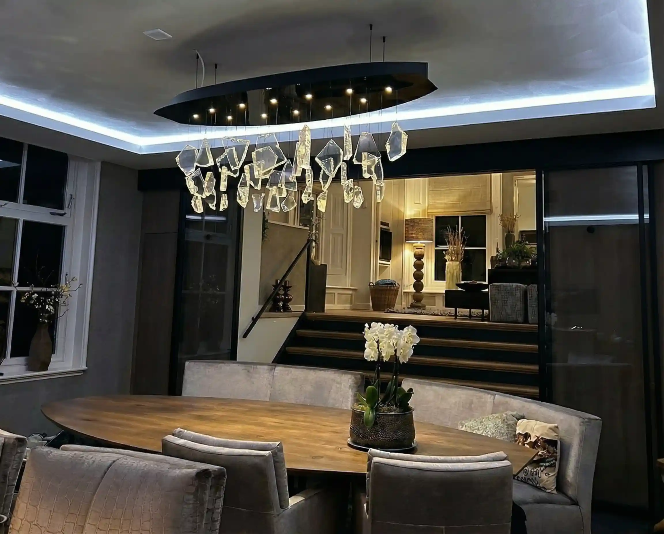 Koud witte LED-strip als indirecte plafondverlichting in moderne eetkamer met strakke lichtlijn rondom het plafond.it.webp