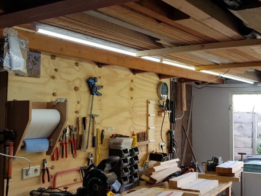 LED-TL-armatuur met TL-buis in de werkplaats