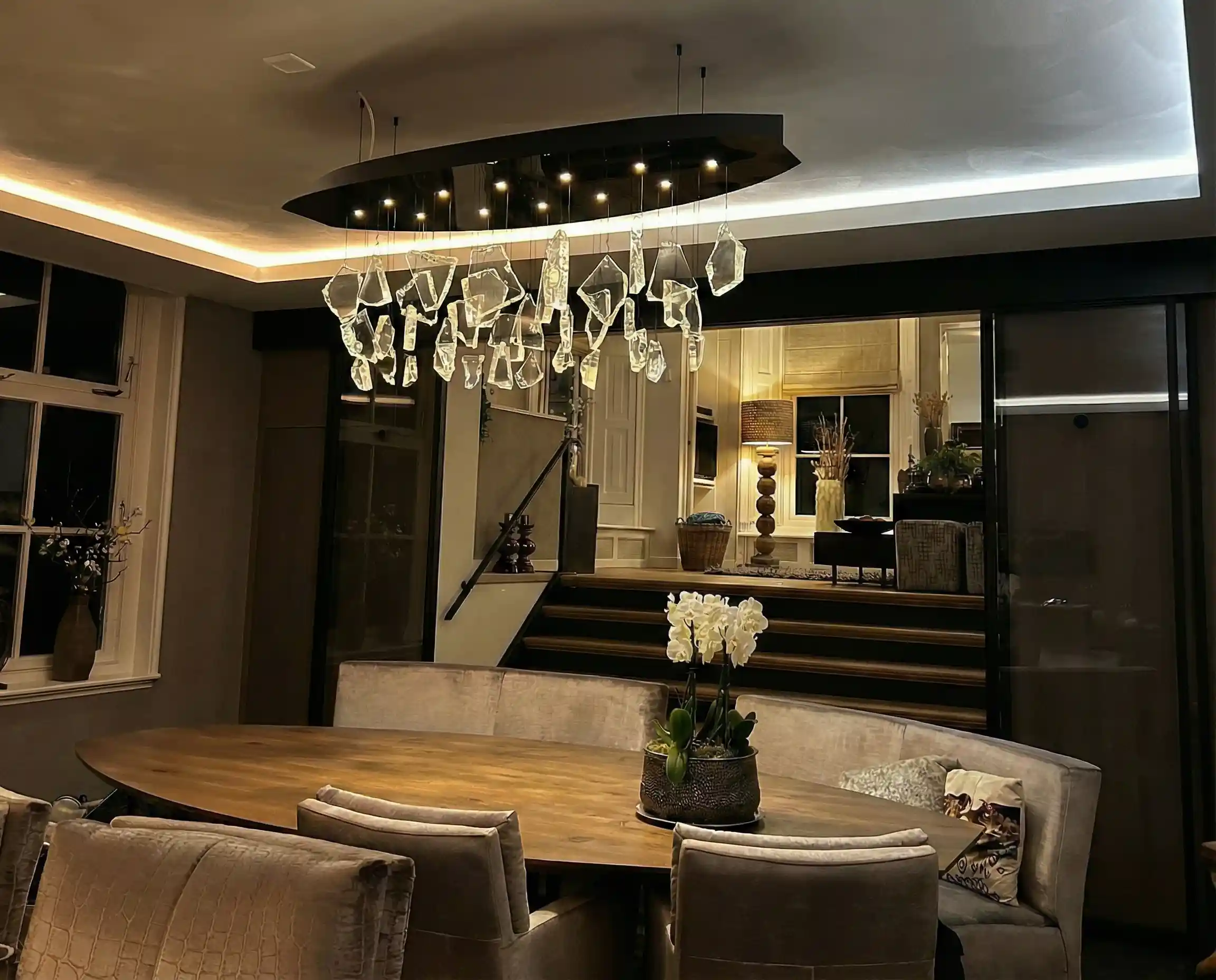 Dual white LED-strip in koof met warm tot koel wit licht als indirecte plafondverlichting in luxe eetkamer.