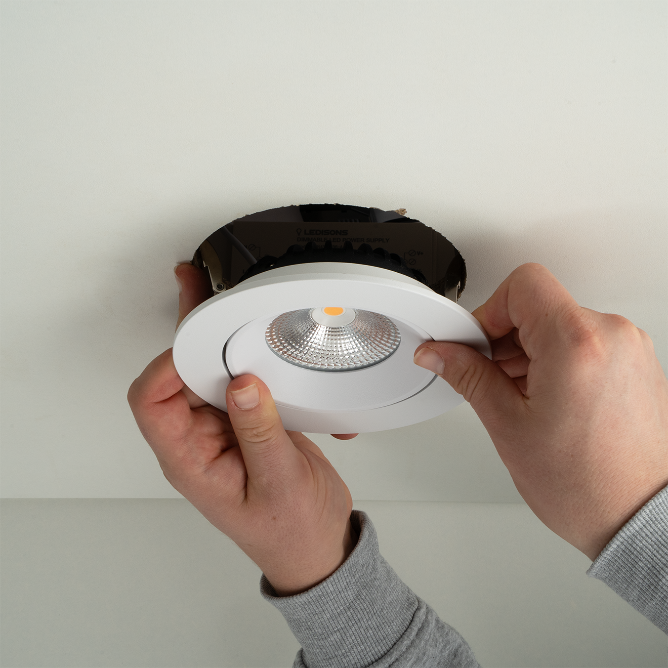 Grote witte ronde LED-inbouwspot in het plafond plaatsen voor brede en gelijkmatige verlichting
