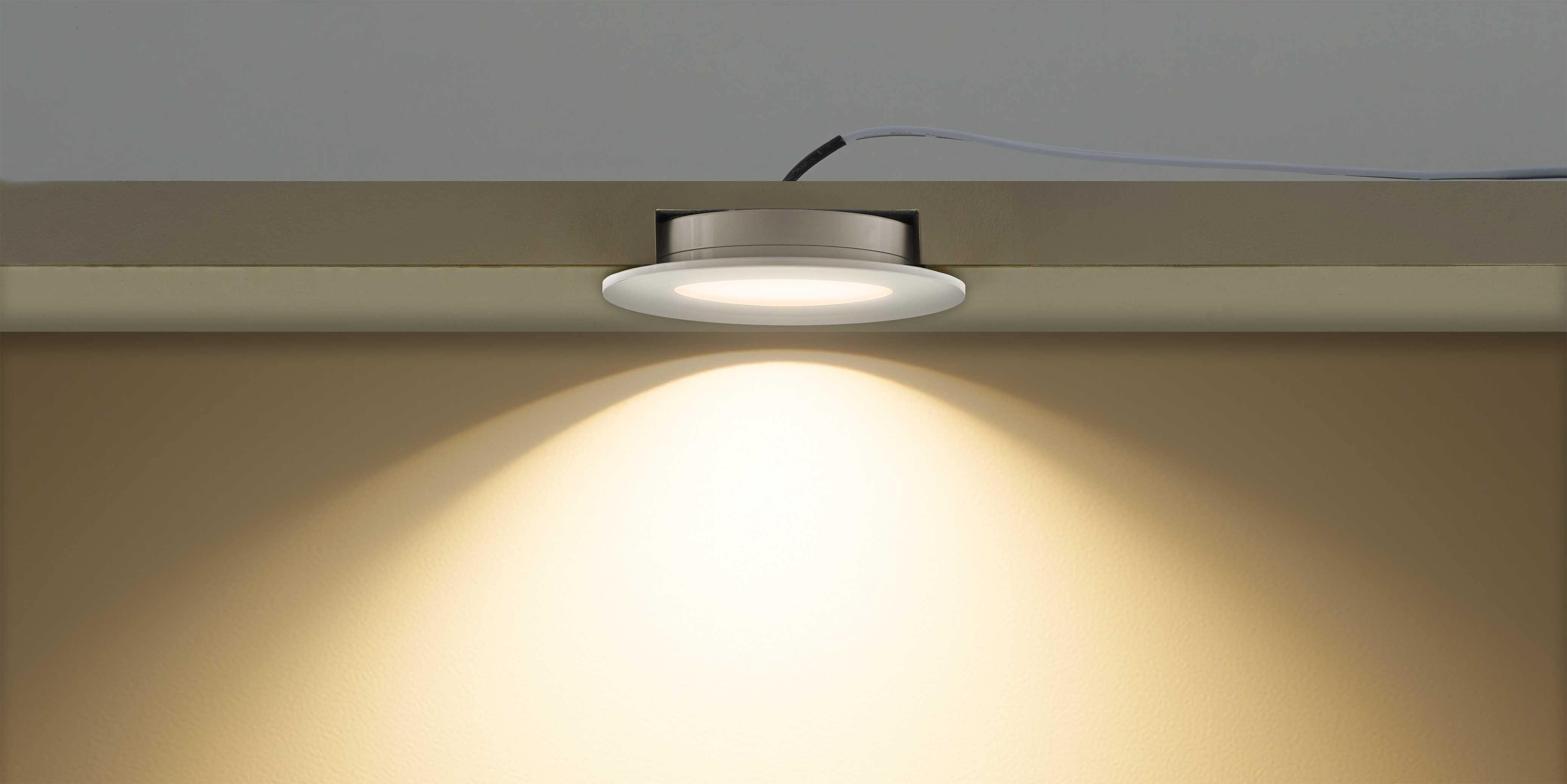 Mini LED-inbouwspot die een smalle lichtbundel naar beneden schijnt voor gerichte verlichting